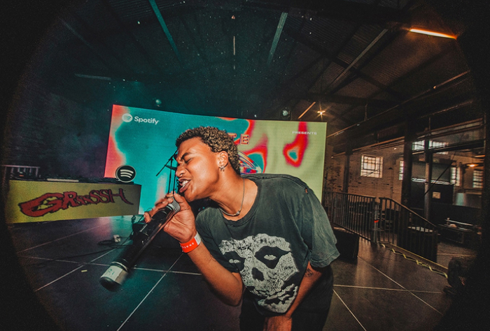 21 Children performing at Skate Noise Joburg with artwork in the background