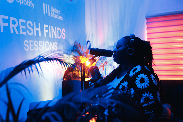 Jomanie singing at the Fresh Finds sessions